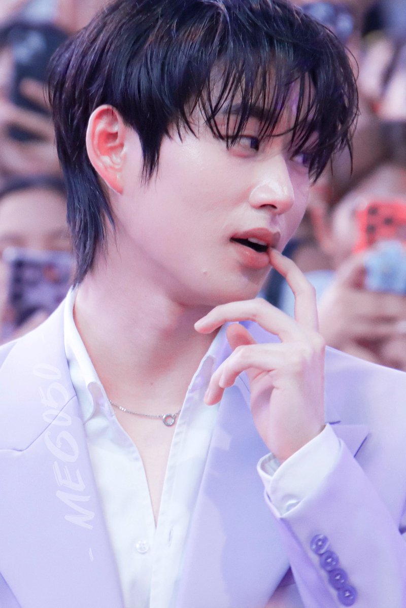 meG. | 🌃 tweet media