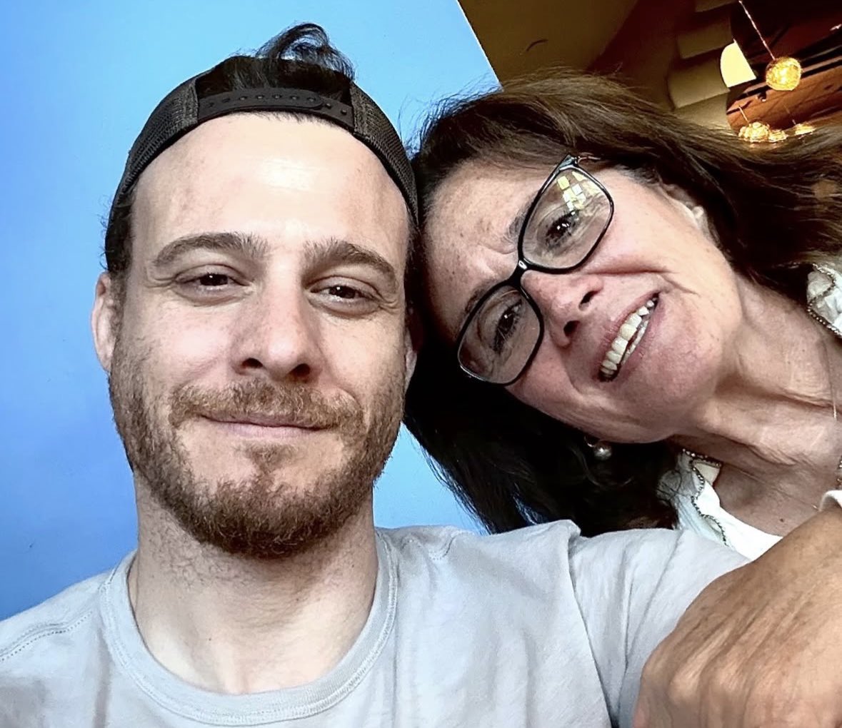 I love yours curls Kerem
Thank you so much for sharing this beautiful photo with your mum🥰❤️
#KeremBürsin <a href="/KeremBursin/">Kerem Bürsin (Mavi Tik ;)</a>