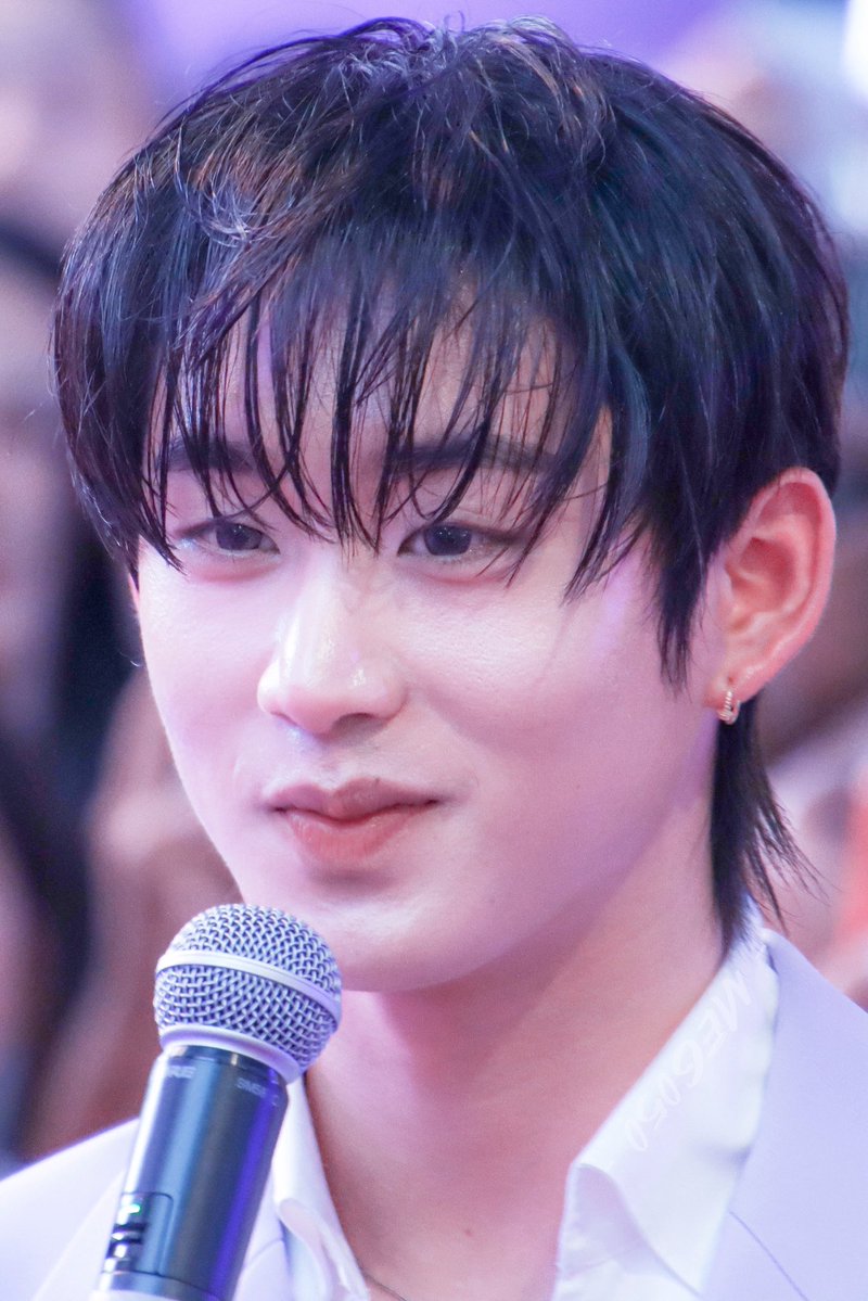 meG. | 🌃 tweet media