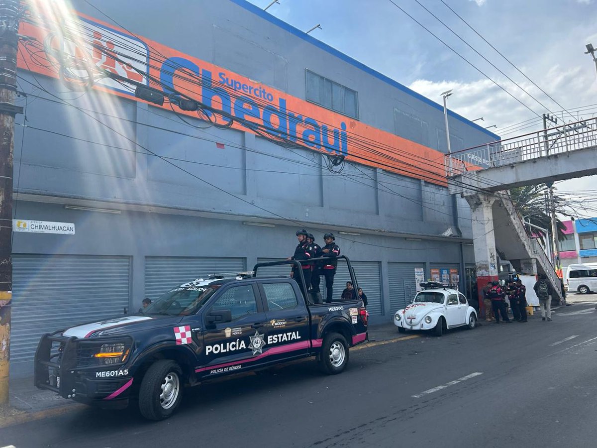 SS_Edomex's tweet image. Personal operativo de la #SSEdoMex mantiene presencia en espacios públicos de #Chimalhuacán, para reforzar la seguridad y con ello mantener la tranquilidad de la comunidad.

#Emergencias 9️⃣-1️⃣-1️⃣
#Denuncia 0️⃣8️⃣9️⃣