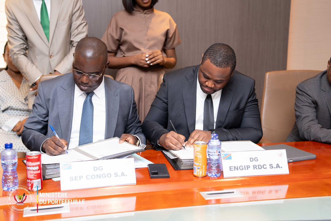 EngipRdc's tweet photo. 1/3 La société publique ENGIP-RDC SA a signé 4 contrats d’exploitation des actifs de logistique pétrolière avec SEP-CONGO SA, mardi 7 avril, lors d’une cérémonie présidée par la ministre du Portefeuille Julie Shiku, accompagnée de la ministre des Hydrocarbures Acacia Bandubola. https://t.co/qSZcDLhD3C