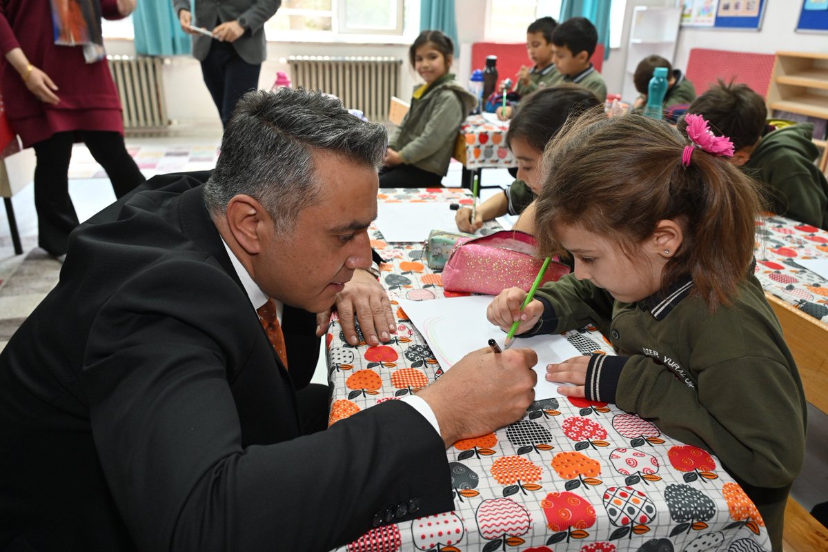 denizlimem's tweet photo. 📍Buldan Gülalan Özer Vural İlkokulu-Ortaokulu

İl Millî Eğitim Müdürümüz Emre Çalışkan, okul ziyaretleri kapsamında idareci, öğretmen ve öğrencilerimizle bir araya gelerek yürütülen çalışmalar hakkında bilgi aldı ve değerlendirmelerde bulundu.

@emre_caliskan
@Yusuf__Tekin
@tcmeb