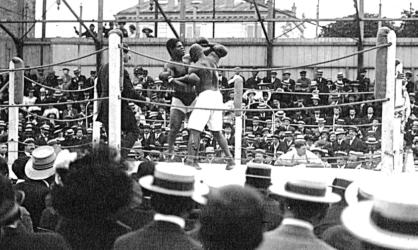 HVYWeightHeroes's tweet image. The great Sam McVea and tough "Battling" Jim Johnson rumble in Paris in 1910. This was the first of their seven duels, the bout declared a draw after 15 rounds. Their next six clashes saw four victories for McVea and two no contests. #Heavyweight #History #Boxing #Legends