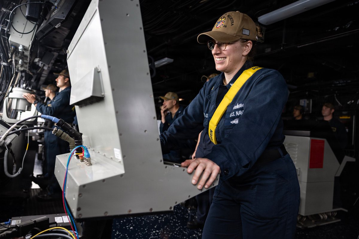 USPacificFleet's tweet image. ⚓️ From San Diego to Deep Space

USS John P. Murtha transits out of harbor to support @NASA’s #ArtemisII mission. The #USNavy is ready to recover the Orion spacecraft and crew following their historic journey around the moon. 🌕