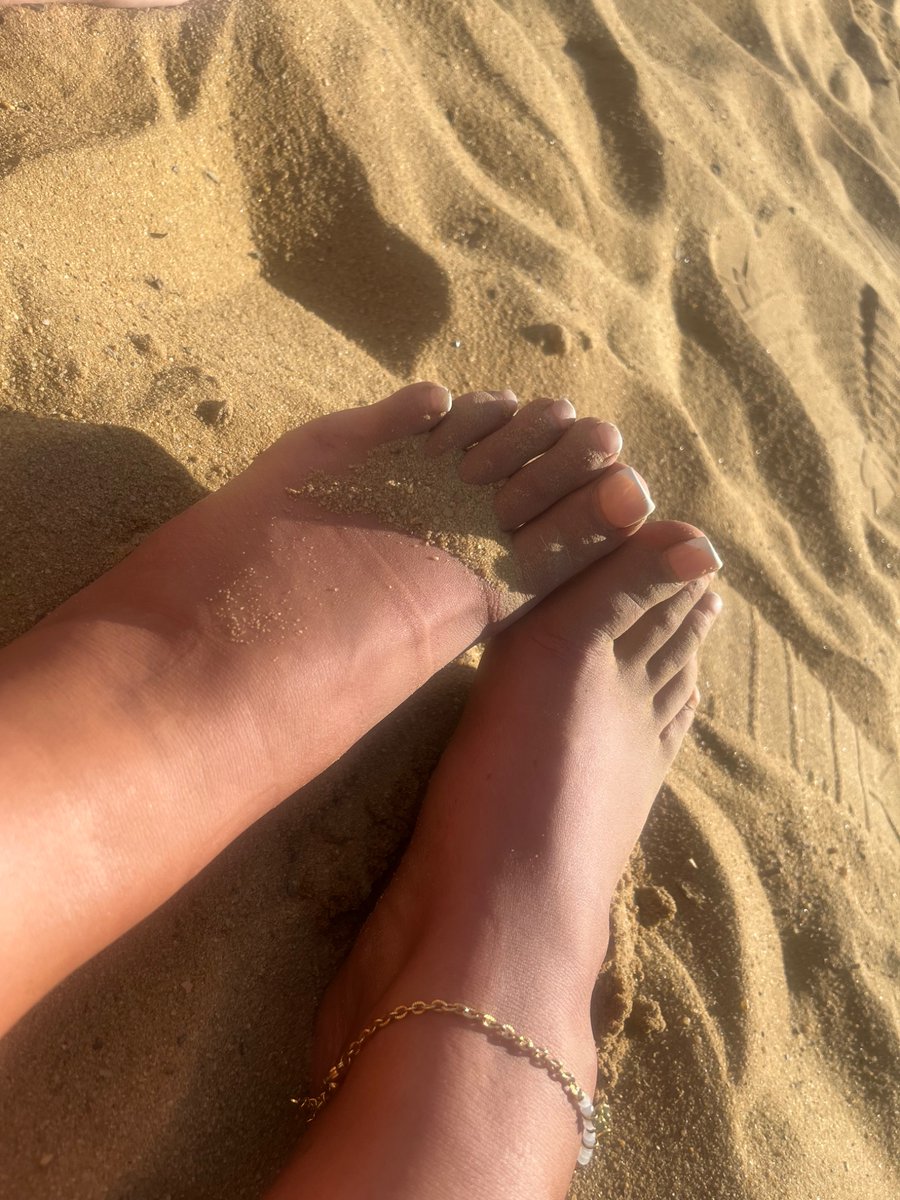 FilliFootDom's tweet photo. Nothing better than sand between my toes, would be nicer if it was something else though…👀💦

Pay to see more, link in bio, 

Thanks in advance💰☺️ 
#findom #findomdom #footfetish #feetfetish #sandytoes https://t.co/28Xkiv7s9d