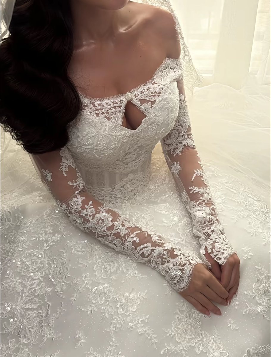 احب جذذذذي ذوقي اف من اجمل الفساتين اللي شفتها صدق مميز وانييق مره🤍🤍🤍🤍