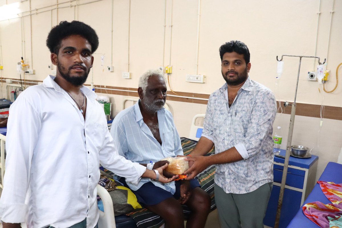 dodda_aa's tweet photo. జాతీయ ఉత్తమ నటుడు ఐకాన్ స్టార్ అల్లు అర్జున్ గారి జన్మదినం సందర్భంగా తూర్పు గోదావరి జిల్లా అల్లు అర్జున్ ఫ్యాన్స్ అసోసియేషన్ వైస్ ప్రెసిడెంట్ దొడ్డా మణికంఠ ఆధ్వర్యంలో స్థానిక కడియం ప్రభుత్వ ఆసుపత్రిలో రోగులకు రొట్టెలుORSL హెల్తీ డ్రింక్స్ పంపిణీ కార్యక్రమం నిర్వహించడం జరిగింది https://t.co/B82GCFhobu