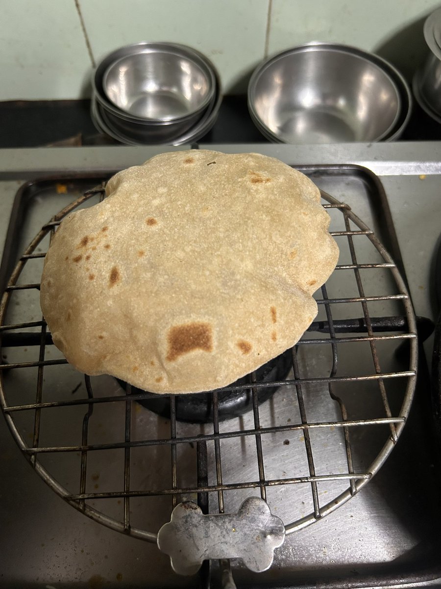PantryCar's tweet image. The Phulka making Skill 😊😌

#Dinner #Roti #Foodie