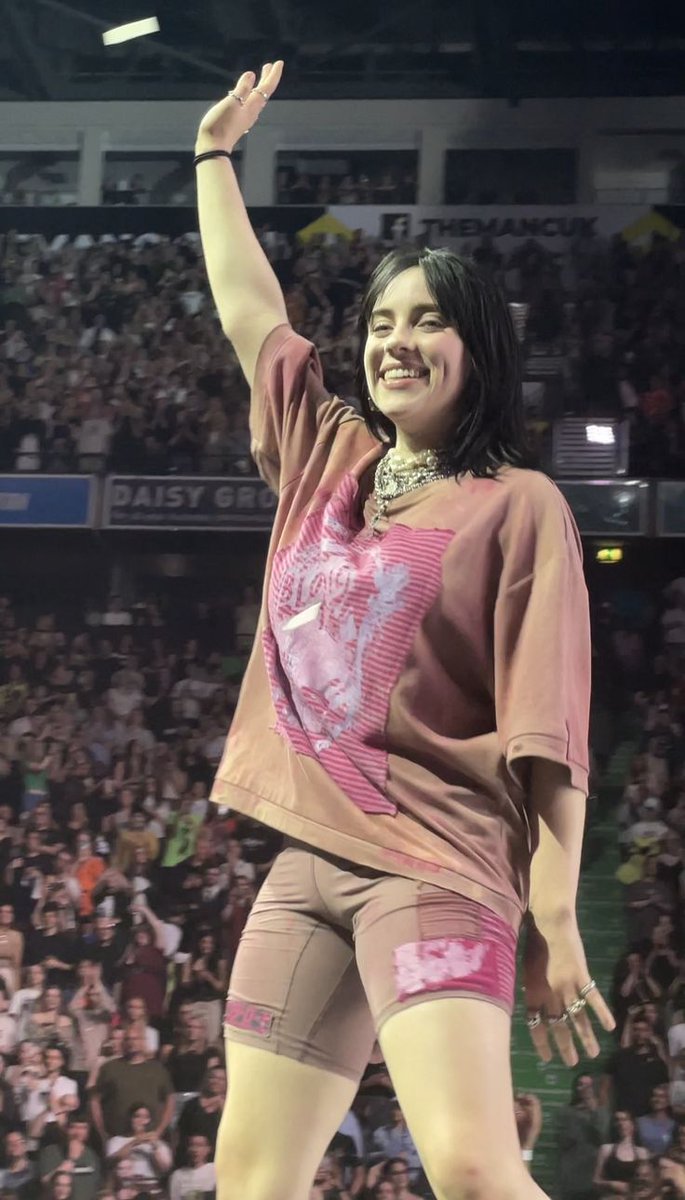 Queen_khan143's tweet image. Hey @grok, Put Billie Eilish in a red bunny suit