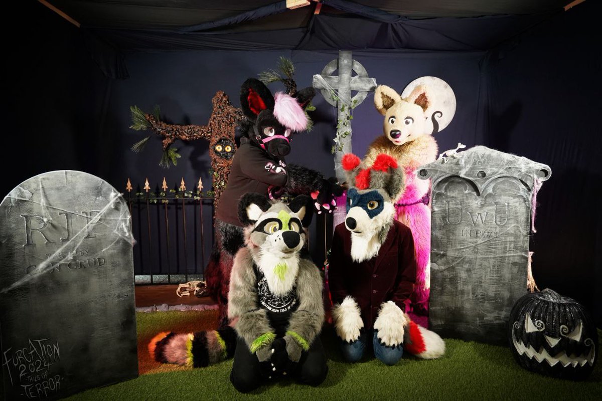 #fursuitfriday well this photo is now gonna be 2 years old but better late than never <a href="/mikeuswolf/">Mikeus Wolf</a> <a href="/Sparky6622/">Sparky Vixult</a> <a href="/skylord125/">skylord125</a>