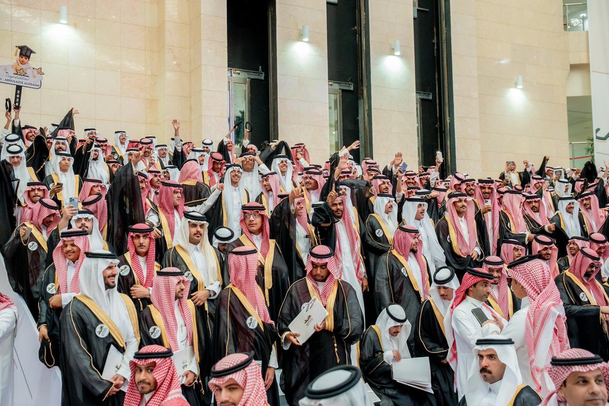 سعادة غامرة، وردود فعل تلقائية تعبر عن الفرحة بالإنجاز لدى خريجي الدفعة السابعة عشرة من طلبة #جامعة_شقراء خلال مشاركتهم في حفل #تخريج_الدفعة17بجامعة_شقراء 

#صناع_المستقبل