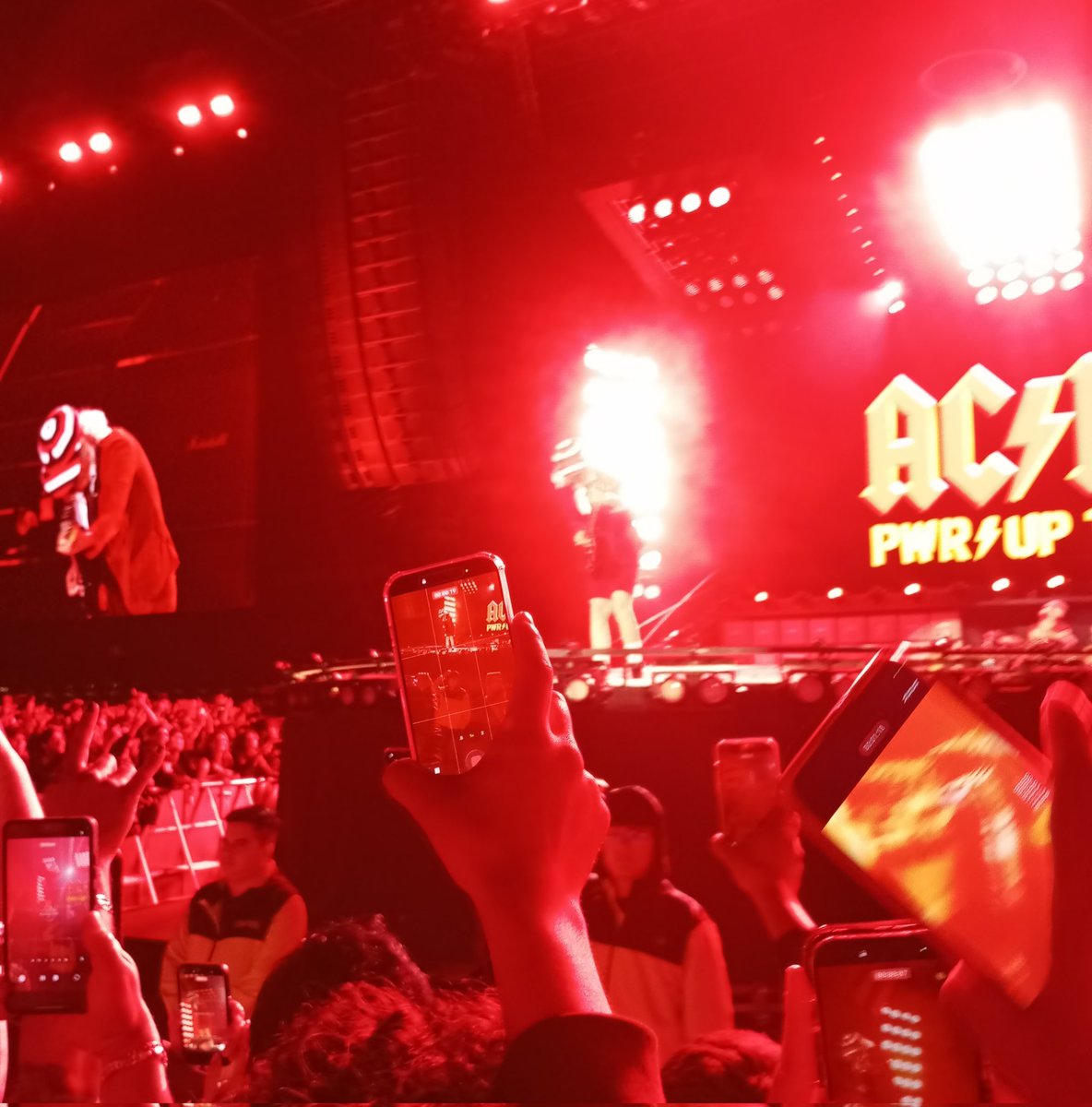 Chinguen a su madre !! 

Que puto conciertazo el de ayer
Aguante AC/DC hijos de perra....