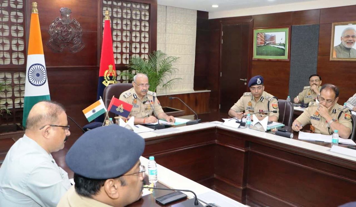 Uppolice's tweet photo. जनसुरक्षा सर्वोपरि — जवाबदेही के साथ प्रभावी पुलिसिंग।

श्री राजीव कृष्ण, पुलिस महानिदेशक, उत्तर प्रदेश द्वारा समस्त जनपदीय प्रभारी एवं वरिष्ठ अधिकारियों के साथ ऑनलाइन माध्यम से उच्चस्तरीय अपराध समीक्षा बैठक आयोजित की गई। 

पुलिस महानिदेशक द्वारा बैठक में आगामी पर्वों एवं विभिन्न आयोजनों के दृष्टिगत आवश्यक व्यवस्थाएं एवं पुलिस प्रबन्ध किये जाने के निर्देश दिए जाने के साथ ही सड़क दुर्घटनाओं में अपेक्षित सुधार नही करने वाले 05 थाना प्रभारियों को लाइन हाजिर किए जाने व 02 क्षेत्राधिकारी यातायात के विरूद्ध प्रारम्भिक जाँच के आदेश दिए गए हैं।

IGRS एवं जनशिकायत निस्तारण प्रणाली में गुणवत्ता एवं पारदर्शिता बनाए रखने के साथ-साथ शिकायतों के त्वरित एवं प्रभावी समाधान सुनिश्चित करने हेतु निर्देशित किया गया तथा मीडिया के साथ प्रभावी समन्वय कर घटनाओं से संबंधित तथ्यात्मक, अद्यतन एवं प्रमाणिक जानकारी समयबद्ध रूप से मीडिया को उपलब्ध कराने के निर्देश दिए गए।

ZFD एवं C-RTC योजनाओं की प्रभावी मॉनिटरिंग सुनिश्चित करते हुए यातायात प्रबंधन में सुधार, विवेचनाओं के समयबद्ध निस्तारण, व्यापार मंडल से नियमित संवाद, न्यायालय की सुरक्षा तथा अपराध नियंत्रण में ‘यक्ष’ एप के प्रभावी उपयोग को सुनिश्चित करने के निर्देश दिए गए।

#UPPolice

https://t.co/HHxm5OIxw5