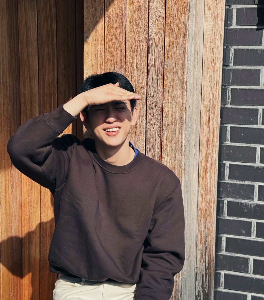 ᅠᅠᅠᅠ
Jinyoung.♔ Taking little sun breaks between work now that spring is here~
ᅠᅠ