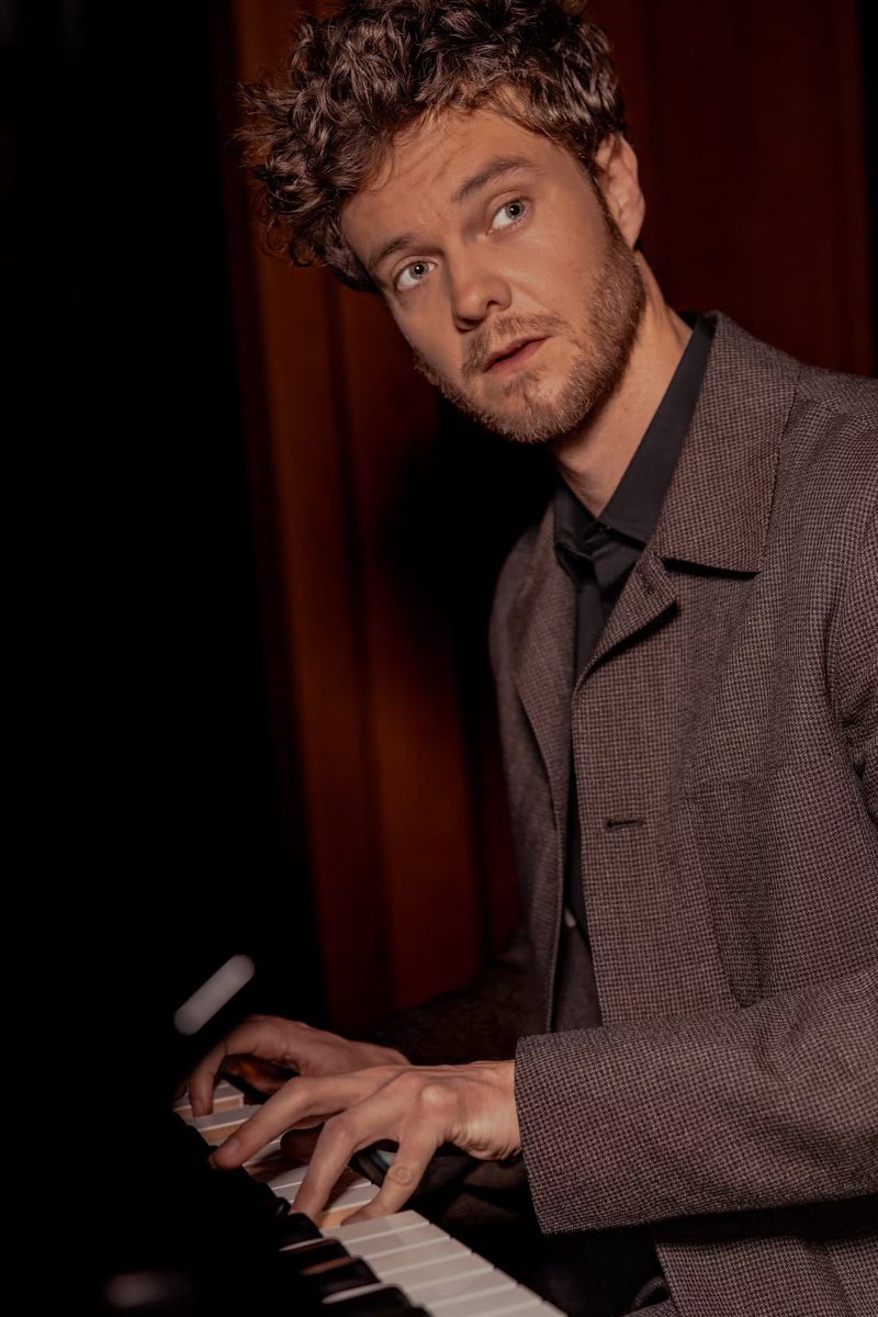 jack quaid playing the piano. that's it. that's the tweet