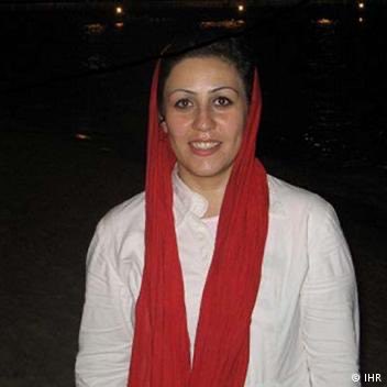 Fahimehkhezr's tweet photo. به مریم اکبری منفرد فکر می‌کنم.
او که امروز از زندان جمهوری اسلامی آزاد شد؛ نمادی از ستمکاری و سرکوب و نقضِ هولناک حقوق بشر در این حکومت است.

۱۷ سال در زندان نگه‌اش داشتند. در همان زندان، به حبسِ بیشت�� محکومش کردند. تبعیدش کردند و حتا یک روز در تمام ۱۷ سال، به او مرخصی ندادند.

۳۳ساله به زندان رفت و ۵۰ساله بیرون آمد. 
سه فرزندش در این سال‌ها در غیبت مادر، بزرگ شدند.
برادر و خواهرش را در دهه‌ی سیاه ۶۰ اعدام کردند… 

و این زن، دلاورانه و دادخواه در تمام این سال‌ها مبارزه کرد، چراغ دادخواهی را روشن نگه داشت، از بیدادگری‌های حکومت جمهوری اسلامی به سازمان ملل شکایت برد و هرگز دست از رسواسازیِ این حکومت نکشید؛ به‌رغم این همه رنج، این همه بیداد.