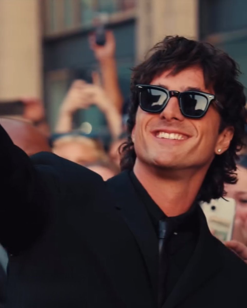 lelkathy's tweet photo. i don't know how to explain it but he had the extra academy award nominated movie star aura at this premiere and i love it https://t.co/uak3IZtT6g
