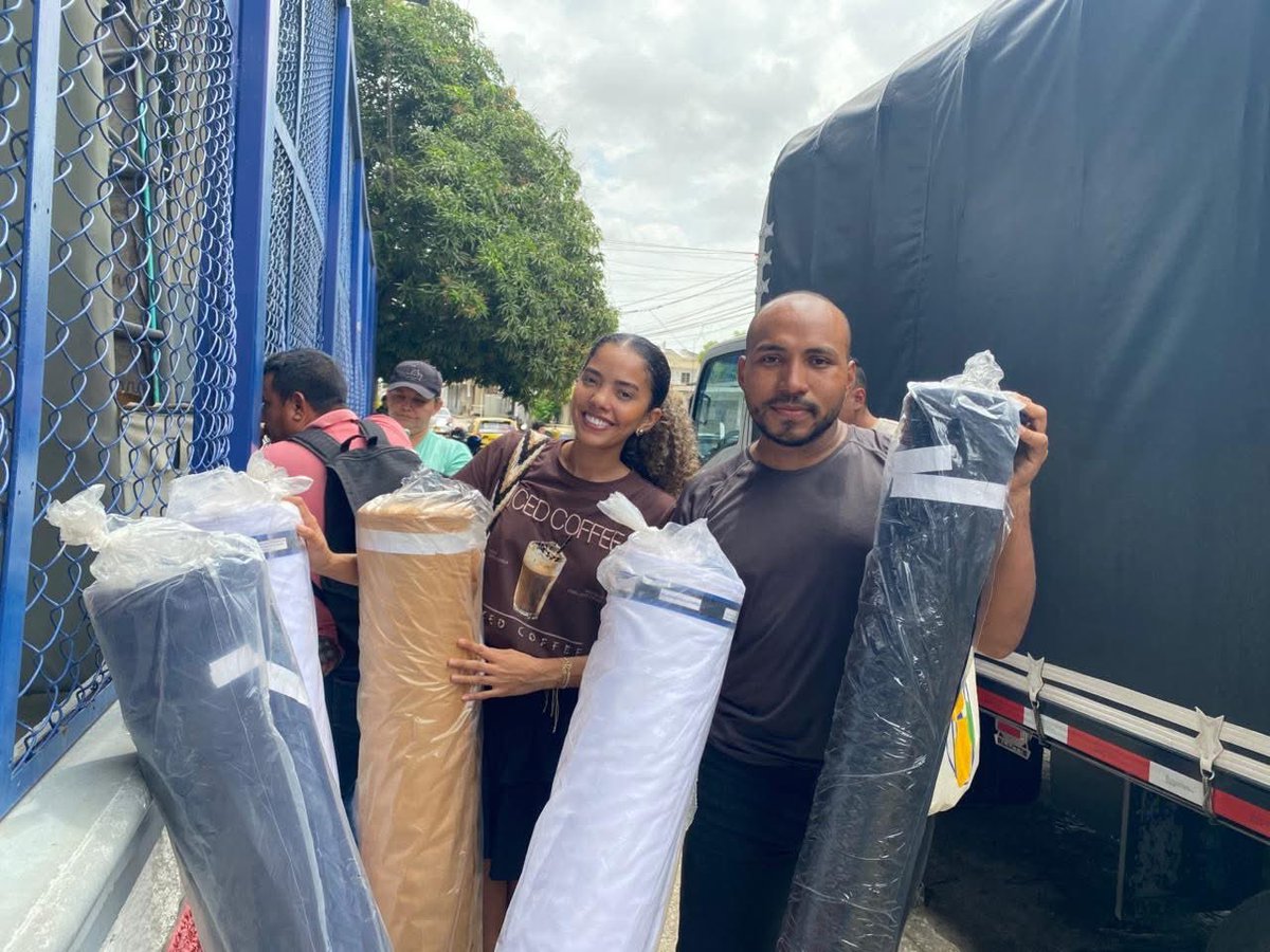 ProsperidadCol's tweet image. 📍 #Sucre | Rostros felices se reflejan en cada una de las mujeres y hombres que se dedican a la confección y transformación de textiles en Sucre. Prosperidad Social en alianza con la @DIANColombia y en presencia de órganos de control, avanza en la entrega de telas para