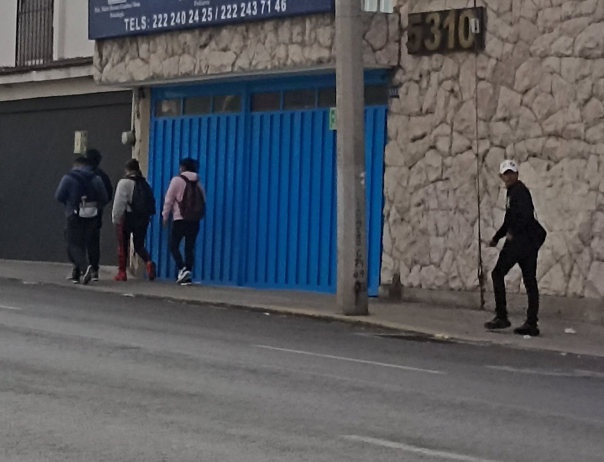 mapeflo1979's tweet photo. Cuidado con esta banda de carteristas @SSPGobPue @SSC_Cholula @Gob_Puebla @Hechizero_38 @JCarlos_Valerio @SSC_Pue  se vieron bajar del cree madero y subirse en el balcones en la zona de plaza crystal https://t.co/ITpmjtiVSI