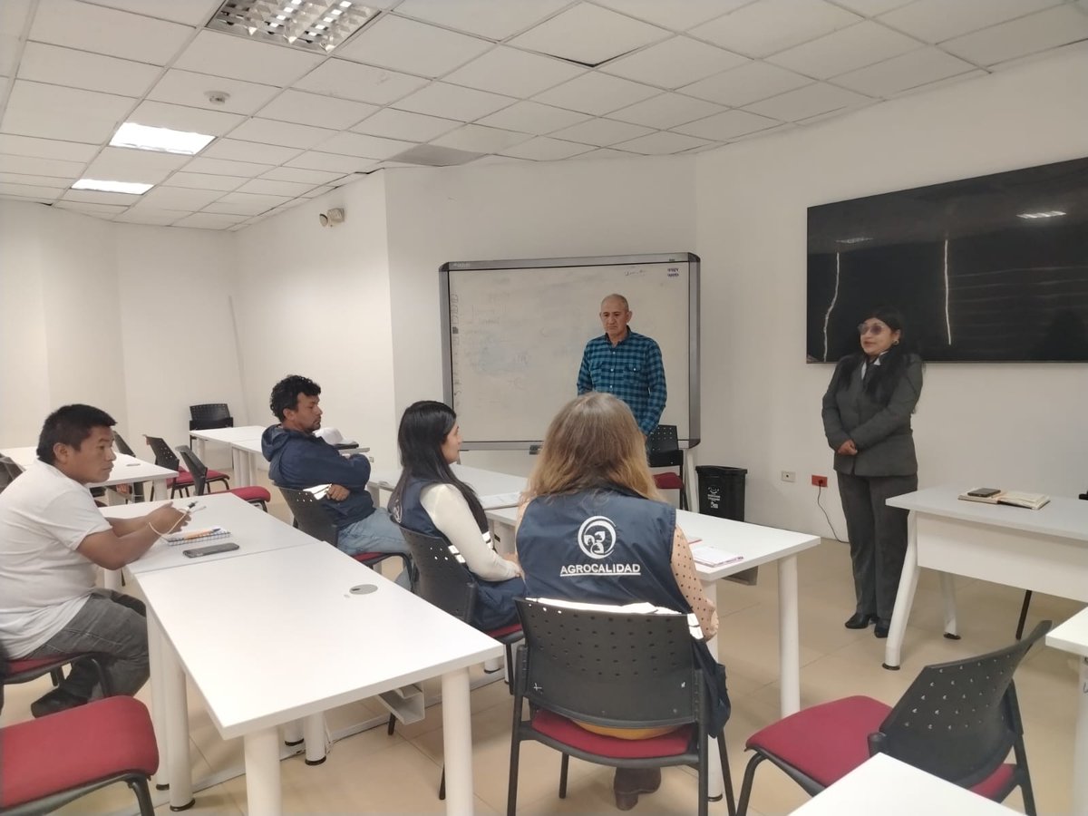 AgrocalidadZ3's tweet photo. #Tungurahua | Socializamos con el GAD Parroquial de Pasa el proceso de regularización de la feria de comercialización de especies menores, en el cantón Ambato, fortaleciendo el estatus sanitario de la provincia y del país. #SanidadAnimal https://t.co/Aty4brbc2K
