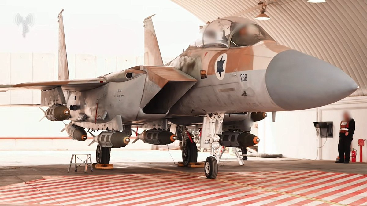 GuyPlopsky's tweet image. 🇮🇱 IAF F-15I Ra'am "238" from "The Hammers" Squadron, seen here armed with seven 2,000-pound class GPS-aided GBU-31(V)1/B series JDAMs ahead of strikes against targets of the Hezbollah terrorist organization in Lebanon earlier today.