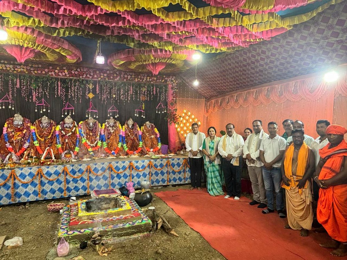DrLekhaShree's tweet image. ଆଜି ବାଲେଶ୍ବର ର ଓଡଙ୍ଗି ପଞ୍ଚାୟତ ର ଇଚ୍ଛାପୁର କୁ ଆସିଥିବା ଶୀତଳା ମା'ଙ୍କର ସାତ ଭଉଣୀଙ୍କ ଭବ୍ଯ ଦର୍ଶନ କରି ଆଶୀର୍ବାଦ ପାଇଲୁ l ଏହି ଅବସରରେ ସଦର ର ପୂର୍ବତନ ବିଧାୟକ ସ୍ଵରୂପ କୁମାର ଦାସ ଏବଂ ଜୀବନ ପ୍ରଦୀପ ଦାସ ଓ ଅନେକ ଶ୍ରଦ୍ଧାଳୁ ଉପସ୍ଥିତ ଥିଲେ l
#Balasore 
#Odangi