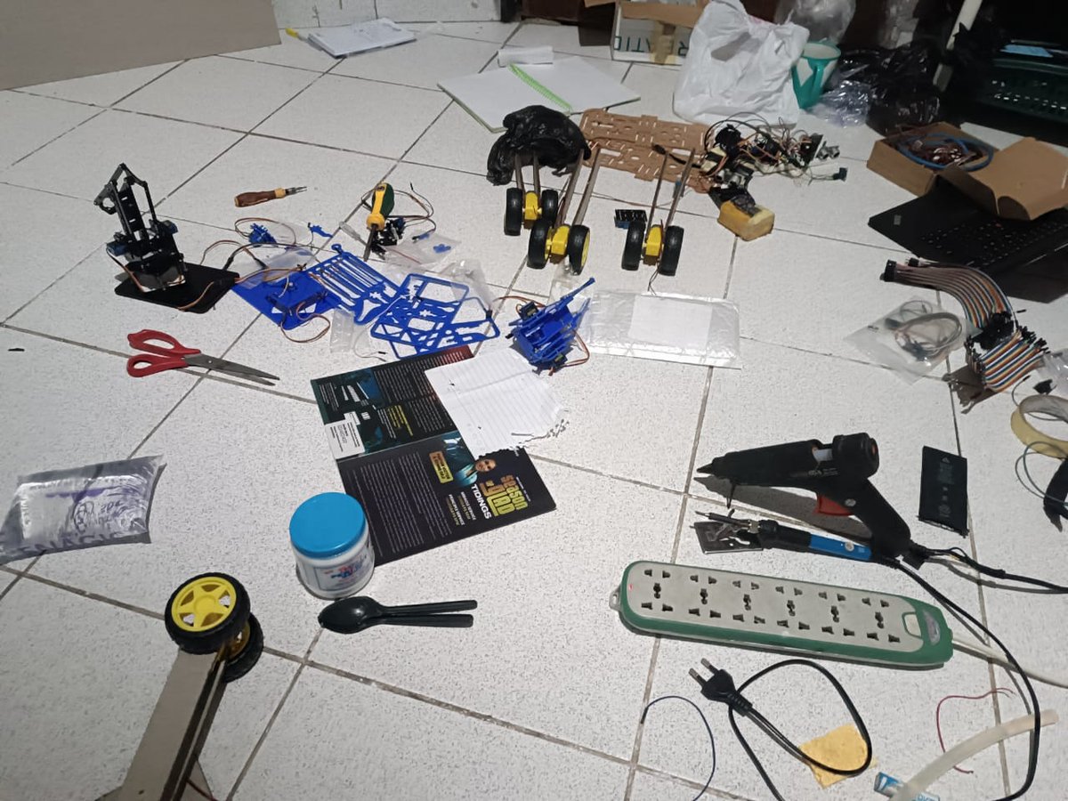 Push4betterlife's tweet photo. Real building is messy. Real progress is chaotic. And I wouldn't trade it for anything 🔥
Is your workspace this organized too? 😄 Show me 👇in the comment section.
#Robotics #EmbeddedSystems #Electronics #BuildLog #Makers #IoT #Engineering  #STEM #RoboticArm #friends https://t.co/yllgQ5Q4hE