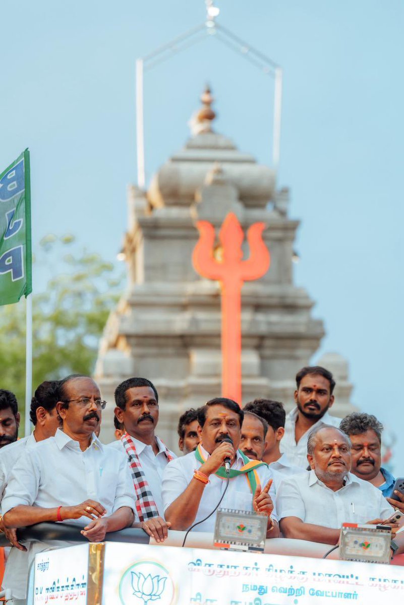 BJP4TamilNadu's tweet photo. இன்றைய தினம் மாண்புமிகு பிரதமர் திரு. @narendramodi அவர்களின் ஆசி பெற்ற, நமது மாநில தலைவரும், சாத்தூர் தொகுதியின் வெற்றி வேட்பாளருமான திரு. @NainarBJP அவர்கள் சாத்தூர் சட்டமன்றத் தொகுதியில் உள்ள கிராமங்களுக்கு சென்று வாக்குகளை சேகரித்தார். 

அப்போது, மக்களின் பெரும் வரவேற்பும், அன்பு வெள்ளமும், நம் தாமரை சின்னத்திற்கு கிடைத்த உறுதியான ஆதரவும், மாற்றத்திற்கான அவர்களின் விருப்பத்தை தெளிவாக வெளிப்படுத்துகிறது. சாத்தூர் மக்களின் இந்த உற்சாகமும் நம்பிக்கையும், தற்போதைய விடியா திமுக ஆட்சியை அகற்றி, நம் தேசிய ஜனநாயகக் கூட்டணியின் நல்லாட்சியை உருவாக்கும் என்பதில் எவ்வித சந்தேகமும் இல்லை என்பதைக் இன்று மீண்டும் உறுதிப்படுத்தியுள்ளது.

#Nainar4Sattur

1/4