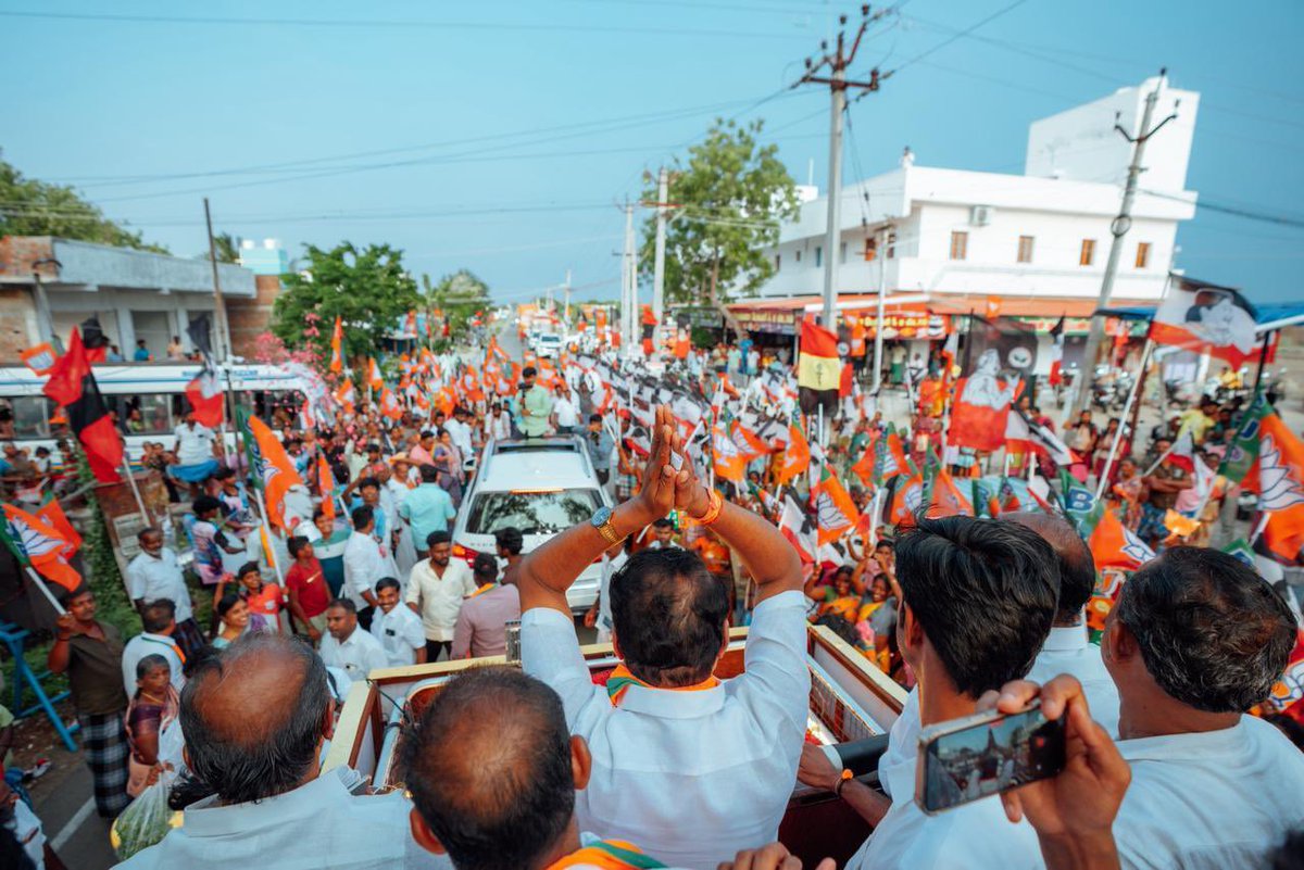 BJP4TamilNadu's tweet photo. இன்றைய தினம் மாண்புமிகு பிரதமர் திரு. @narendramodi அவர்களின் ஆசி பெற்ற, நமது மாநில தலைவரும், சாத்தூர் தொகுதியின் வெற்றி வேட்பாளருமான திரு. @NainarBJP அவர்கள் சாத்தூர் சட்டமன்றத் தொகுதியில் உள்ள கிராமங்களுக்கு சென்று வாக்குகளை சேகரித்தார். 

அப்போது, மக்களின் பெரும் வரவேற்பும், அன்பு வெள்ளமும், நம் தாமரை சின்னத்திற்கு கிடைத்த உறுதியான ஆதரவும், மாற்றத்திற்கான அவர்களின் விருப்பத்தை தெளிவாக வெளிப்படுத்துகிறது. சாத்தூர் மக்களின் இந்த உற்சாகமும் நம்பிக்கையும், தற்போதைய விடியா திமுக ஆட்சியை அகற்றி, நம் தேசிய ஜனநாயகக் கூட்டணியின் நல்லாட்சியை உருவாக்கும் என்பதில் எவ்வித சந்தேகமும் இல்லை என்பதைக் இன்று மீண்டும் உறுதிப்படுத்தியுள்ளது.

#Nainar4Sattur

1/4