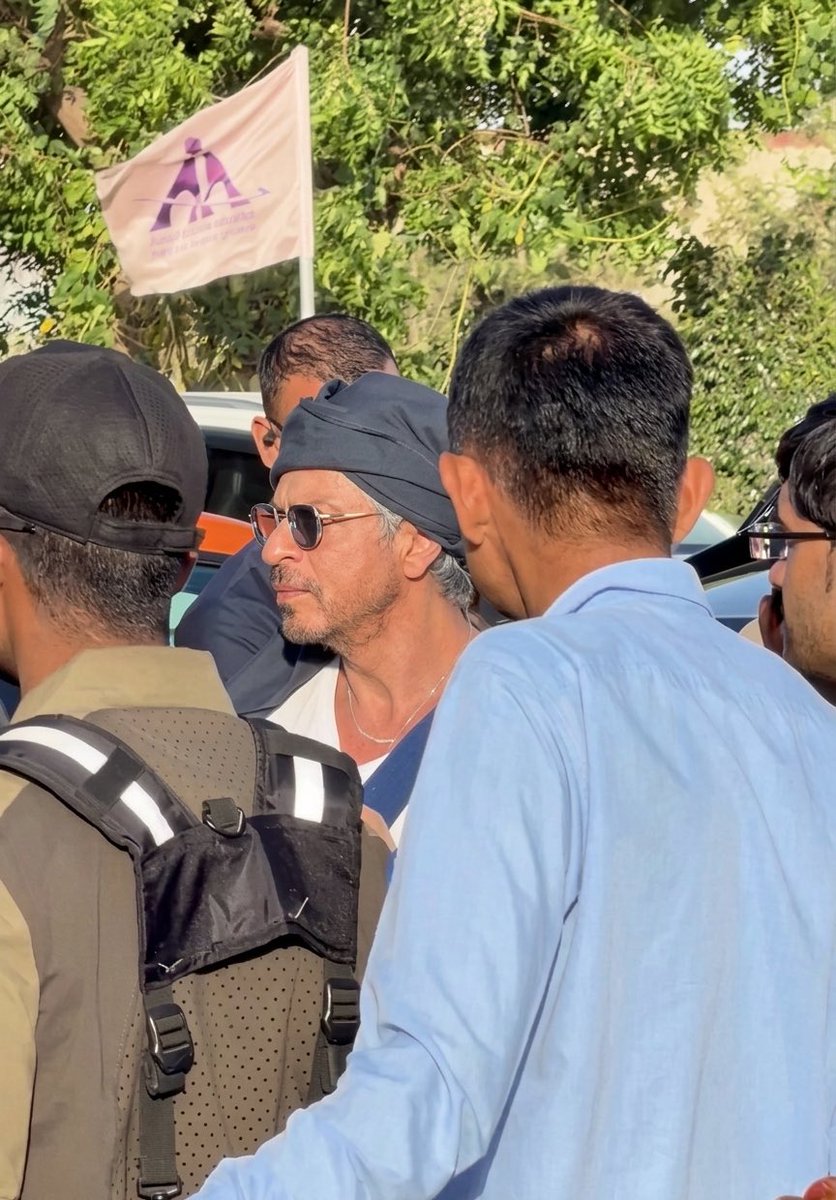Srk_bangalore's tweet photo. King 👑 Shah Rukh Khan arrives in Jamnagar for Anant Ambani’s grand birthday bash ✨

@iamsrk

#King #SRK #ShahRukhKhan https://t.co/uBb0mX9uuO