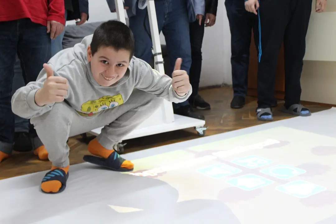 RotaryRuse's tweet photo. Иновация в Русе! 🚀 Ротари клуб Русе дари интерактивен под #FluurMat на център „РАЛИЗ“. Технологията ще помага на деца с аутизъм и интелектуални затруднения да учат чрез движение. 🧩🏃‍♂️

Заедно оставяме трайна следа! 💙

#Ruse #Rotary #Innovation #РАЛИЗ #Доброто #Русе https://t.co/wjFnVVWhTo