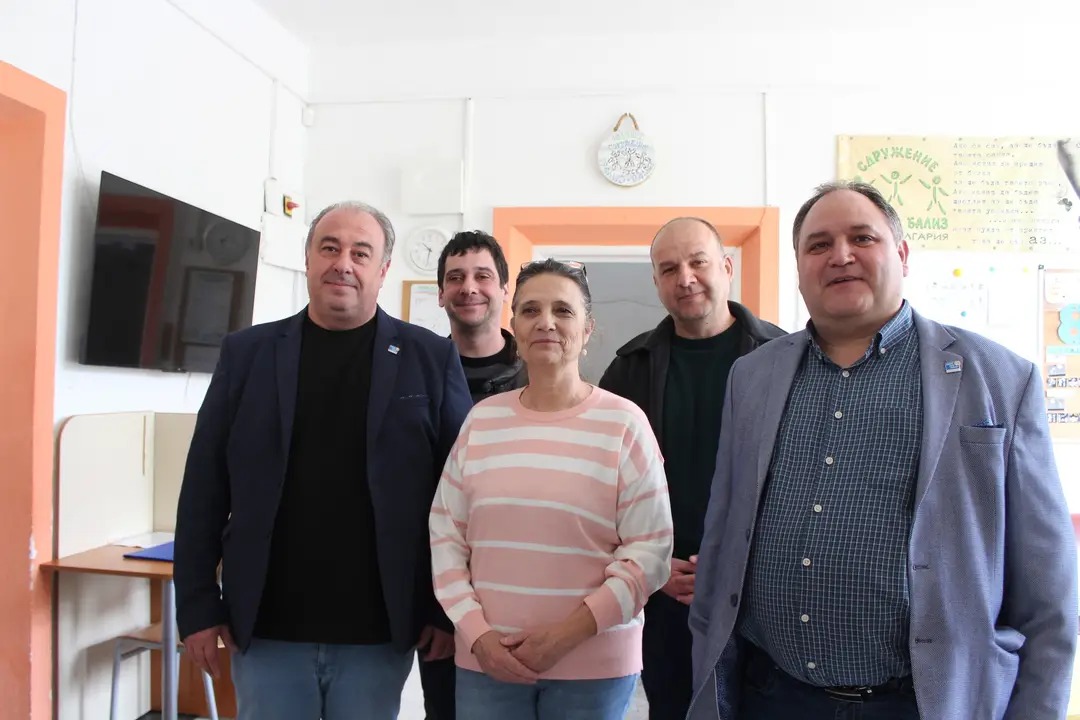 RotaryRuse's tweet photo. Иновация в Русе! 🚀 Ротари клуб Русе дари интерактивен под #FluurMat на център „РАЛИЗ“. Технологията ще помага на деца с аутизъм и интелектуални затруднения да учат чрез движение. 🧩🏃‍♂️

Заедно оставяме трайна следа! 💙

#Ruse #Rotary #Innovation #РАЛИЗ #Доброто #Русе https://t.co/wjFnVVWhTo