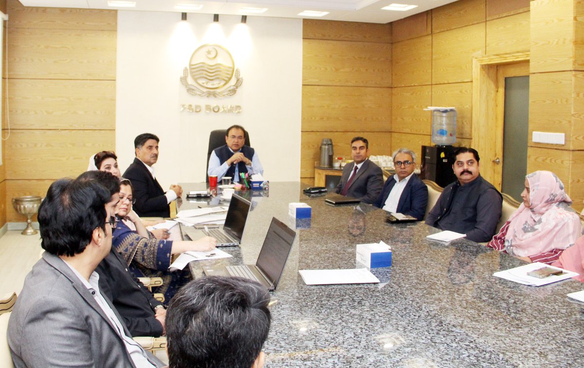 ggwoasieq11's tweet photo. Chairman P&amp;D Board Dr. Naeem Rauf chaired a meeting focused on the development and regulation of aquaculture and shrimp farming. The meeting was attended by concerned officers who actively participated in discussions aimed at promoting sustainable practices and industry growth. https://t.co/Usw3njoDmS