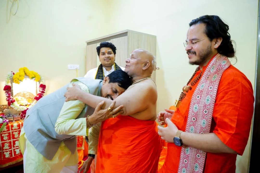 JagadguruJi's tweet photo. नमो राघवाय
आज मध्यप्रदेश के उर्जावान मुख्यमंत्री @DrMohanYadav51 जी जबलपुर में पूज्यपाद जगद्गुरू जी से आशीर्वाद लेने पधारे एवं उनका स्नेह एवं शुभाशीष प्राप्त कर स्वयं को कृतार्थ किया, उसी आनंद के क्षणों की कुछ मनोरम झलकियाँ।
#jagadgururambhadrachryajimaharajji #tulsipeeth https://t.co/V62NXEVKon