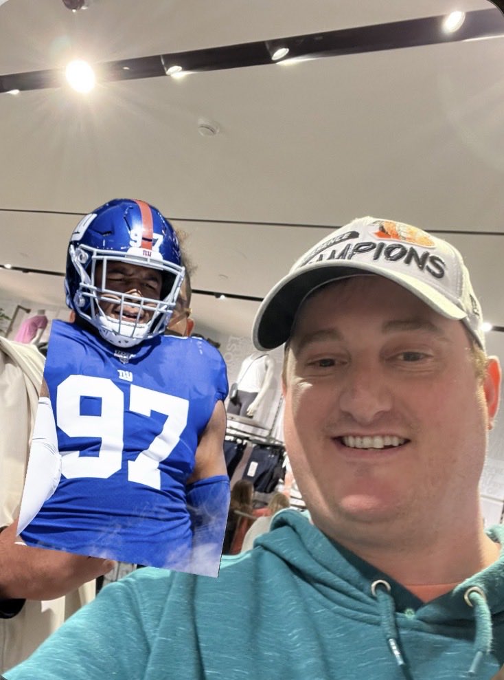 BengalsBlohm's tweet image. Let’s see if we can get this to work for a second time. It was great running into @agentdexy97 at the kenwood mall. @Bengals get it done he said he wants to be a Bengal #whodey @DrewGarrison