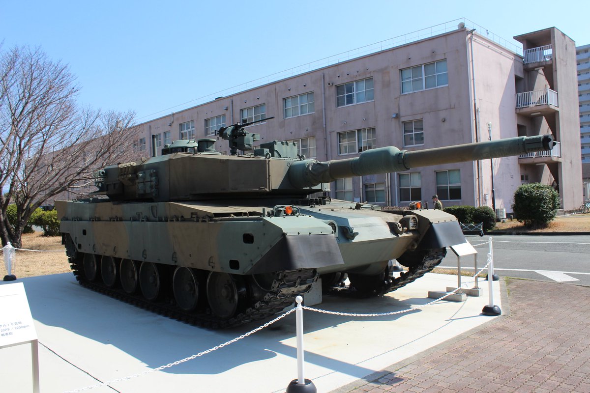 maugotuya88's tweet image. 健軍駐屯地正面ゲートから入ってすぐ初代、2代目、3代目の戦車が展示している…今回久々中に入りましたがまさか90式が展示しているとは…❤️✨
見た目に大きいって思いましたがこれでも米軍のエイブラムスや独軍のレオパルトよりは小さいそうです。
#健軍駐屯地
#61式
#74式
#90式