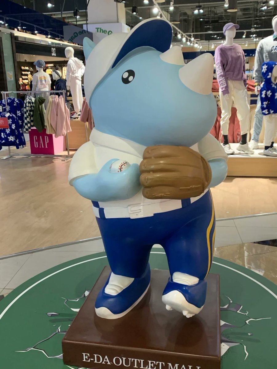 RedCommmeiy's tweet photo. This rhino looks ready to pitch at any moment ⚾😄 https://t.co/ZUiEJ31iry
