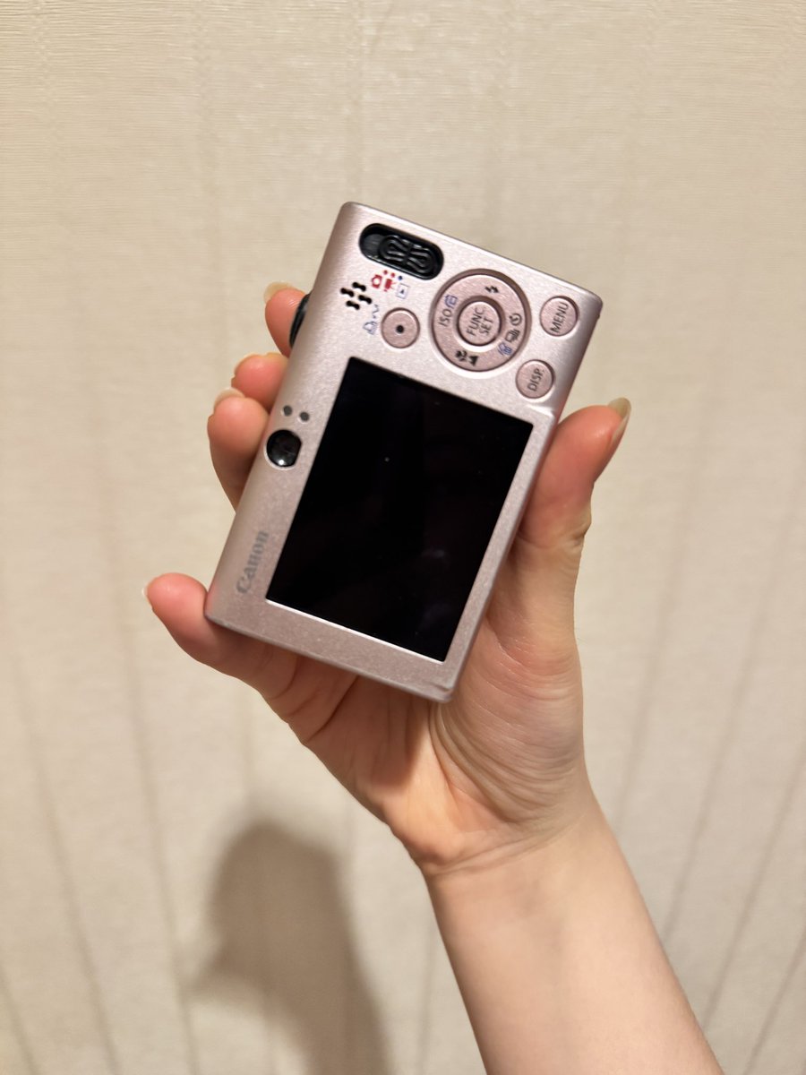 nniyerrinoob's tweet photo. 📸 : canon ixus 80is / ixy 20is 
(รุ่น k.ลิซ่า blackpink)
price : 5,200 บาท รวมส่ง (ต่อได้)

🪽ตำหนิ
• มีร่องรอยการใช้งาน
• หน้าจอมีรอยด่าง (ไม่มีผลกระทบต่อการใช้งาน) 

อุปกรณ์ที่ได้: ตัวกล้อง, sd การ์ด, แบต, card reader ที่ดึงรูป

#กล้องดิจิต���ล #กล้องมือสอง #canonixus80is https://t.co/OrLMicr10p