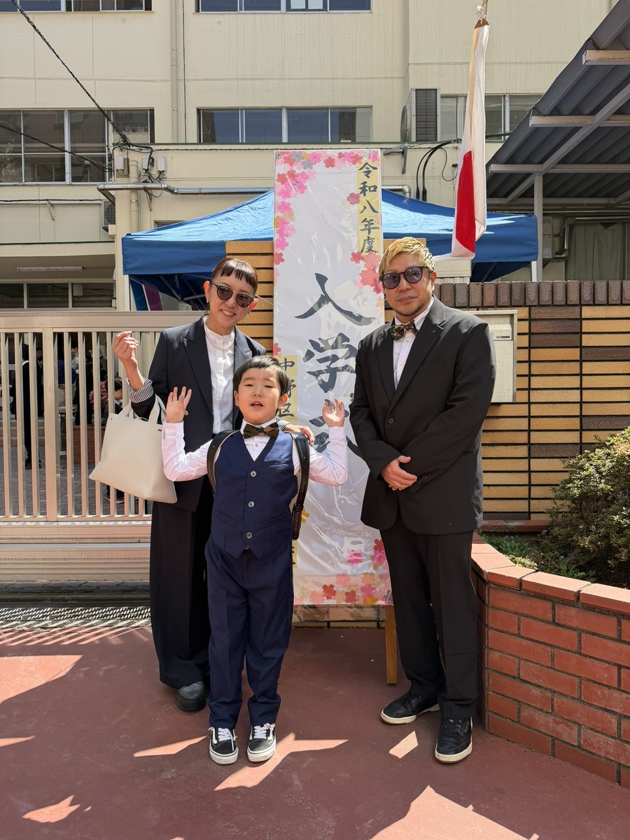 shinotech96's tweet photo. 今日は八千代の入学式でした。
八千代は特に緊張した様子もなく、いつも通り。
保育園のお友達とは離れてしまったけど、全然物怖じしない性格はパパ譲りですな。
まだまだ心配だけど、頑張れ、八千代！
#子育て #6y #親バカ #妻バカ #入学式 https://t.co/f1Iv0jJ24W