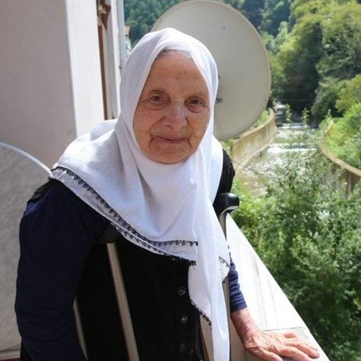 Rize'de yaşayan şifacı teyze: 

"Her okuduğum evlenir, işe giremeyen işe girer."