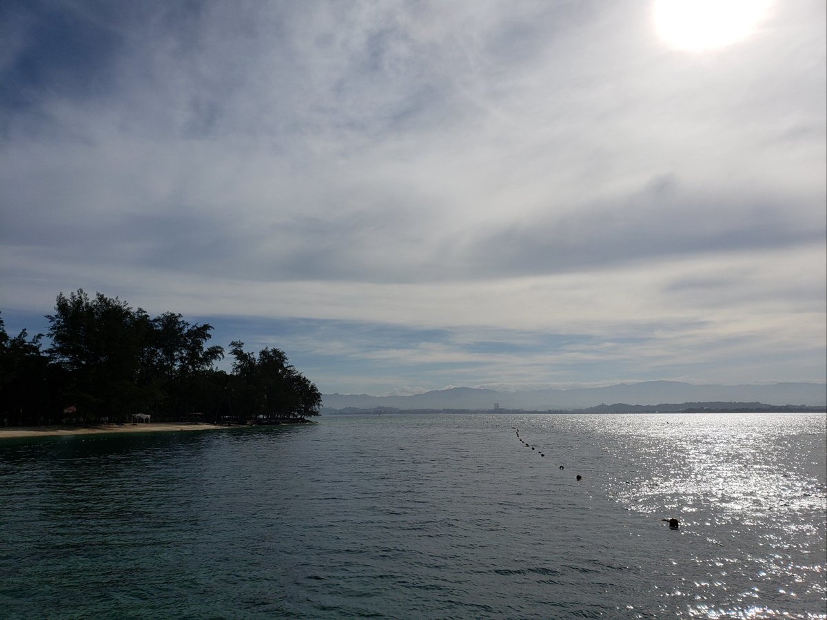 imcommotion's tweet photo. Chasing sunsets over turquoise bays + sipping coconut water with bare feet in sand. This tiny island Absolute magic.  #WanderlustDiaries #IslandVibes https://t.co/oror3qFQWS