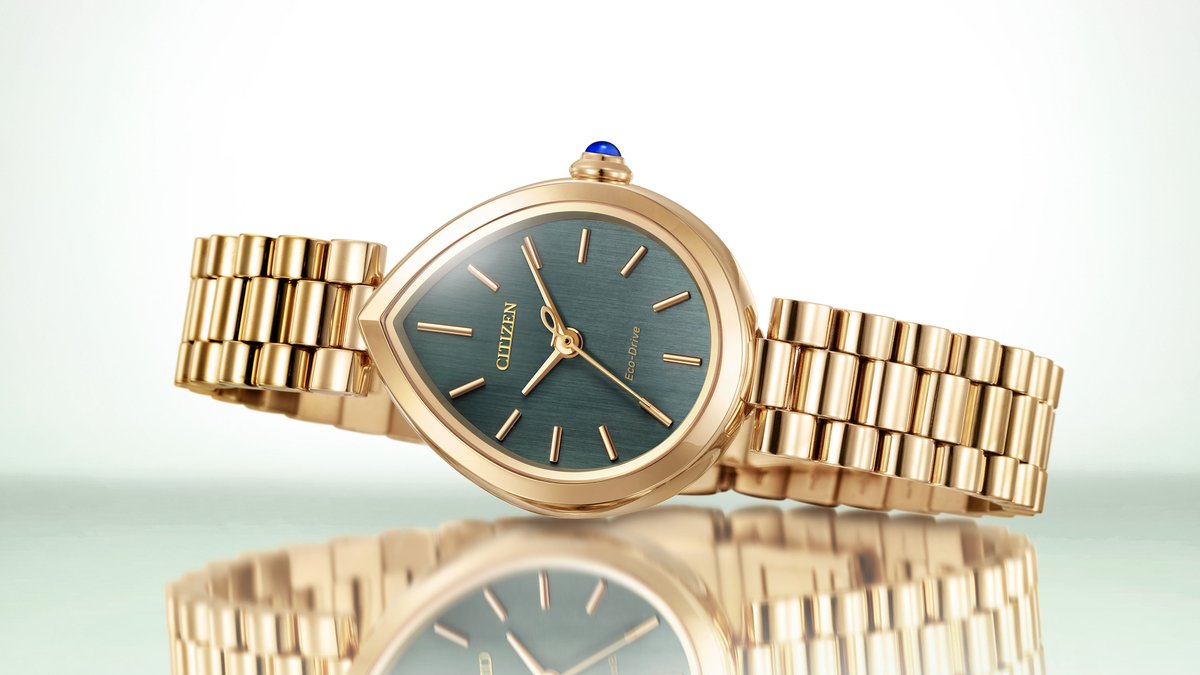 CITIZENWATCHJP's tweet photo. 『シチズン エル』の新コレクション「RAINELL Collection」から、雨の雫をイメージした4モデルが登場✨

「Rain（雨）」と「Bella（美しい）」を組み合わせ名付けられた“RAINELL”（レイネル）は、雨の美しさとその優雅さを表現したジュエリーライクなコレクション。

ドロップ形状のケースにボリュームある3列バンドを採用し、角度を変えるたび腕の動きに合わせて新しい輝きを放ちます。

文字板には霧雨を思わせる繊細なラインを施し、クラシカルで落ち着いたバランスのインデックスが上品な印象に。
カラーは、シルバー・ゴールド・グリーン・パープルの4色展開。

■EM1203-57X（1枚目右、2枚目、3枚目）
￥61,600（税抜価格￥56,000）
https://t.co/iJV9sazJJG

■EM1202-50P（1枚目右から2番目）
￥61,600（税抜価格￥56,000）
https://t.co/0BOOJKqcmZ

■EM1200-55A（1枚目左から2番目）
￥53,900（税抜価格￥49,000）
https://t.co/xo1vLx5WXk

■EM1200-55X（1枚目左）
￥53,900（税抜価格￥49,000）
https://t.co/XsT0YuRLSl