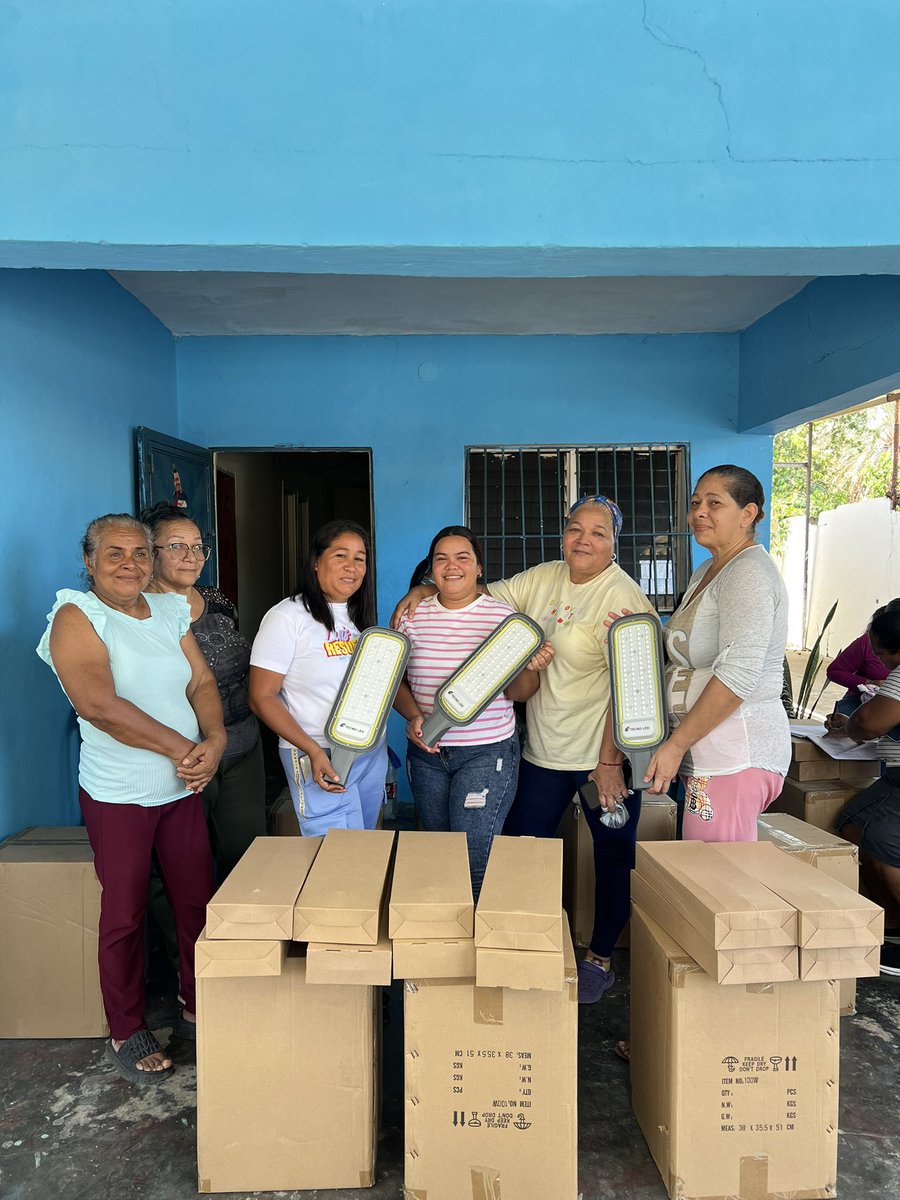 Alcaldiabna's tweet photo. 👉🏼Un total de 150 luminarias fueron entregadas por los voceros de la Comuna Francisco de Miranda a los 10 consejos comunales del sector Cruz Verde en Barcelona, ejecutando así el proyecto ganador de la Consulta Popular Nacional de marzo. 💡🤜🏼🤛🏼 https://t.co/fTIICOzgyO