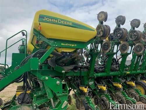FarmsNews's tweet image. 2021 John Deere 1795 ⏬

MaxEmerge 5, 16/31 rows, 15 inch and 30 inch spacing, pneumatic down force, row command, mechanical drive, and more.

usfarmer.com/planting-and-s…

#ForSale @WrightImp