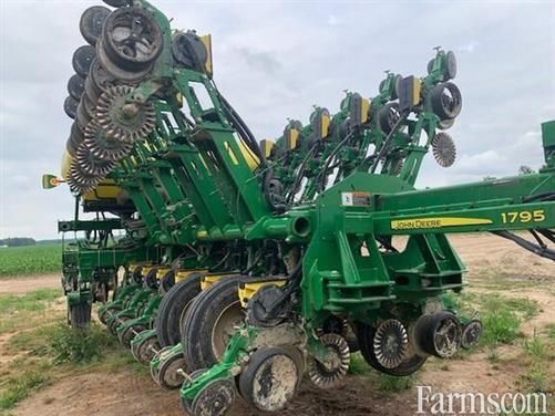 FarmsNews's tweet image. 2021 John Deere 1795 ⏬

MaxEmerge 5, 16/31 rows, 15 inch and 30 inch spacing, pneumatic down force, row command, mechanical drive, and more.

usfarmer.com/planting-and-s…

#ForSale @WrightImp
