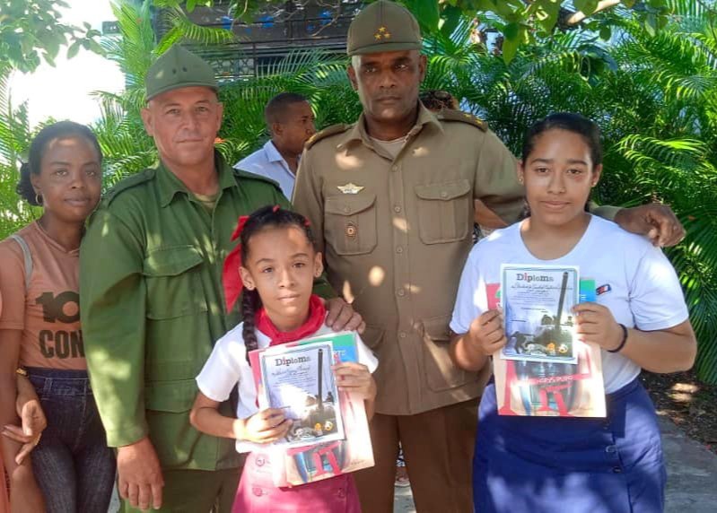 ‼️Con orgullo se celebró en Marianao la Premiación Municipal del Concurso Amigos de las FAR, un espacio que fortalece los lazos de nuestra niñez con la historia y la defensa de la Patria.  

 Felicitamos a los pioneros ganadores.

#FARCuba  #SiempreJoven
#CubaEstáFirme