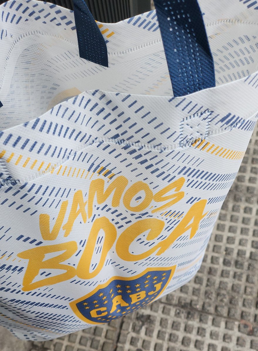 -Las girls: quiero un bolso de Gucci o Prada🥰                                                                                        -Yo con mi bolsa de Boca que compre en Coto: