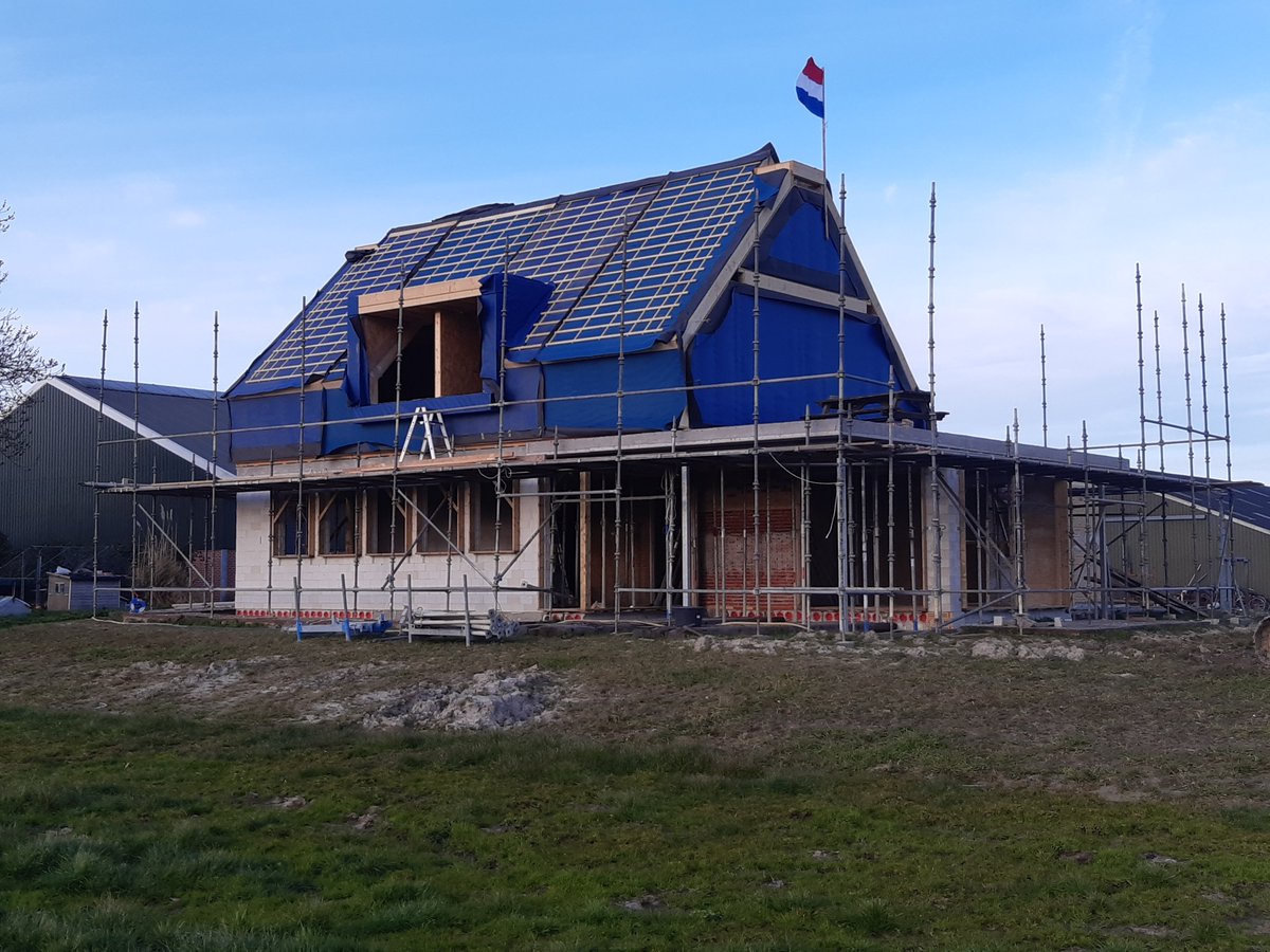 WoltersKlaas_'s tweet image. Vanaf 1 maart hebben wij ons #project huis weer opgepakt 
We hebben verdiepingsvloer gestort en gisteren en vandaag het houtscelet er op gezet.