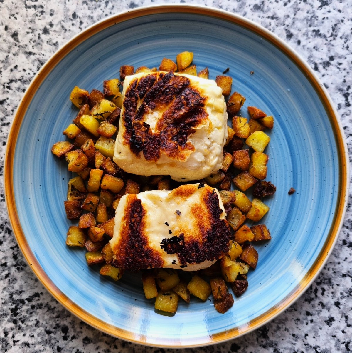 MikeKocht's tweet image. #Halloumi (in Griechenland Χαλλούμι Challoúmi aka "Quietschekäse") einmal als "Hauptdarsteller"
Serviert auf knusprigen #Erdäpfeln (#Kartoffeln) mit #Rosmarin
Dazu noch grüner Salat mit #Kimchi verfeinert und harten Eiern (von Ostern)

mikekocht.at/2026/04/08/hal…