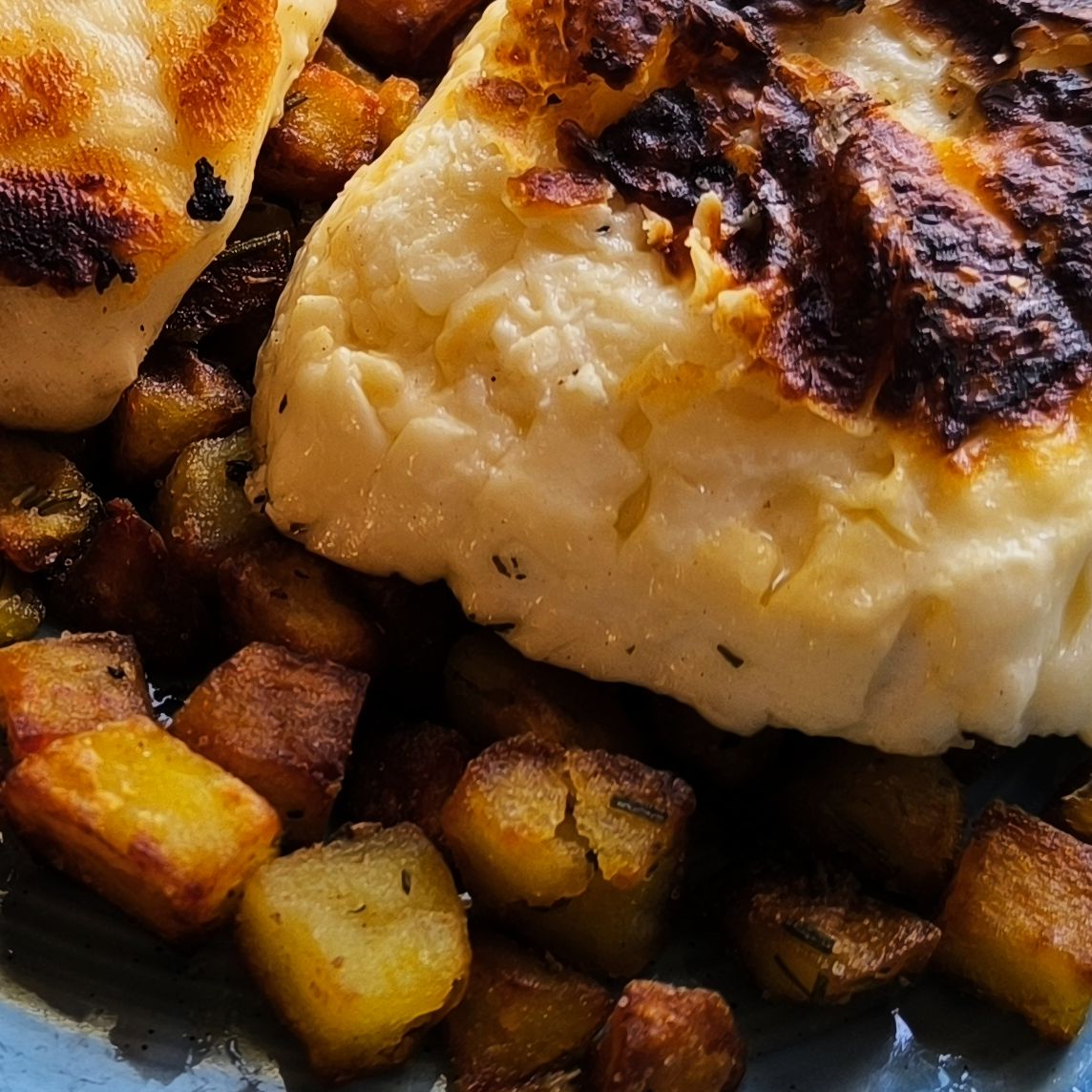 MikeKocht's tweet image. #Halloumi (in Griechenland Χαλλούμι Challoúmi aka "Quietschekäse") einmal als "Hauptdarsteller"
Serviert auf knusprigen #Erdäpfeln (#Kartoffeln) mit #Rosmarin
Dazu noch grüner Salat mit #Kimchi verfeinert und harten Eiern (von Ostern)

mikekocht.at/2026/04/08/hal…